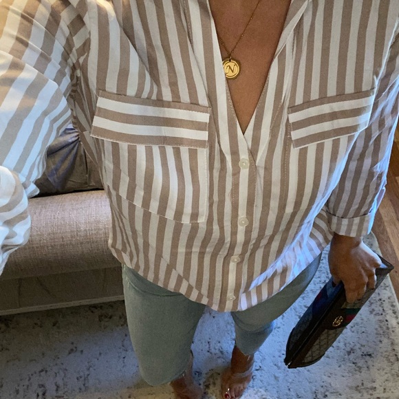 New๐คKhaki/white striped v button down - Picture 5 of 7